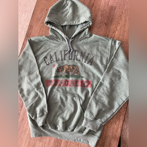 Gildan Sweaters - Gildan| California Republic Sweatshirt| Small| Gently worn| Great Condition